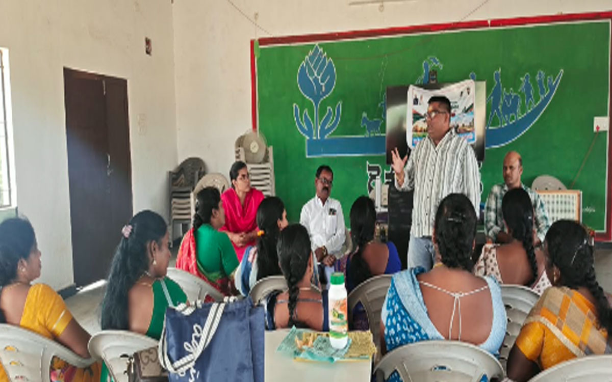 ‘ప్రత్యామ్నాయ పంటల సాగుపై రైతులకు అవగాహన క‌ల్పించాలి’