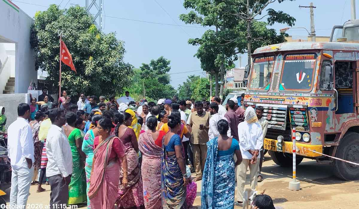 Kondapur | మిషన్ భగీరథ నీటి కోసం కొండాపూర్‌లో ఖాళీ బిందెలతో మహిళల ఆందోళన