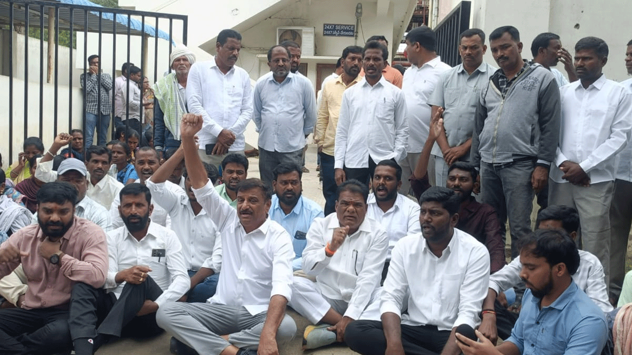 Student Lasya | లాస్య కుటుంబానికి న్యాయం చేయాల‌ని మార్చురీ వ‌ద్ద ఎమ్మెల్యే కొత్త ప్ర‌భాక‌ర్ రెడ్డి ధ‌ర్నా