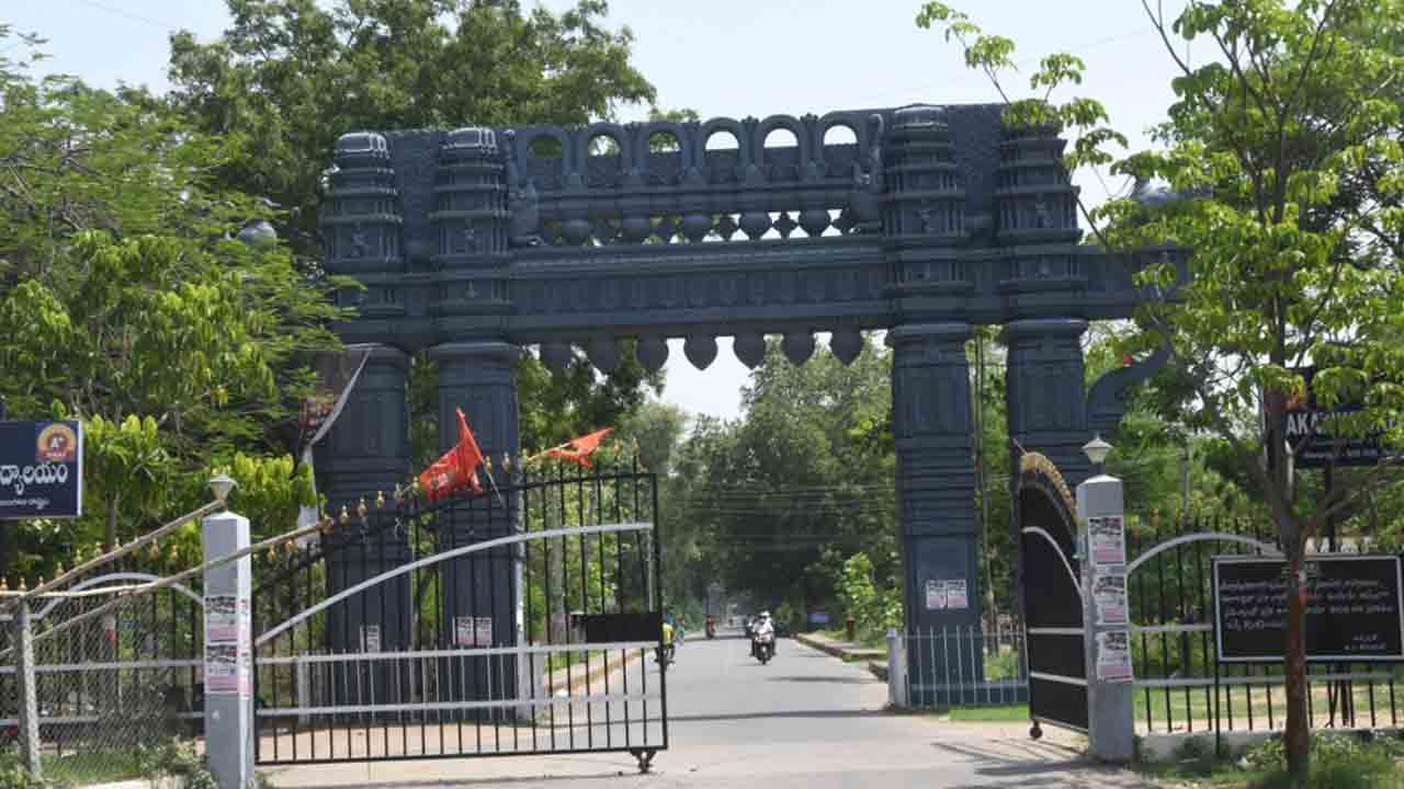Kakatiya University | ఫోన్లు, పుస్తకాలతో లా పరీక్షలో మాస్ కాపీయింగ్‌.. 30 మంది డిబార్..!