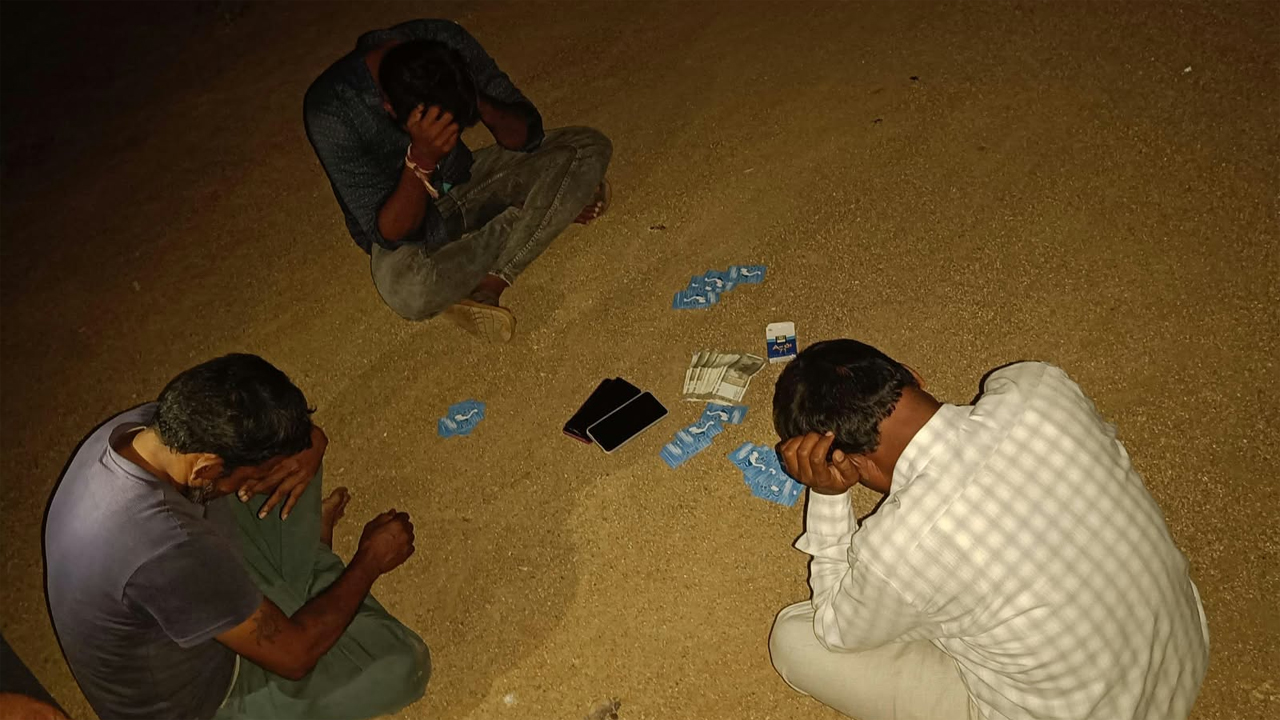 పేకాట స్థావరంపై టాస్క్‌ఫోర్స్ పోలీసుల దాడి.. ముగ్గురు అరెస్ట్‌.. రూ.17,300 నగదు స్వాధీనం