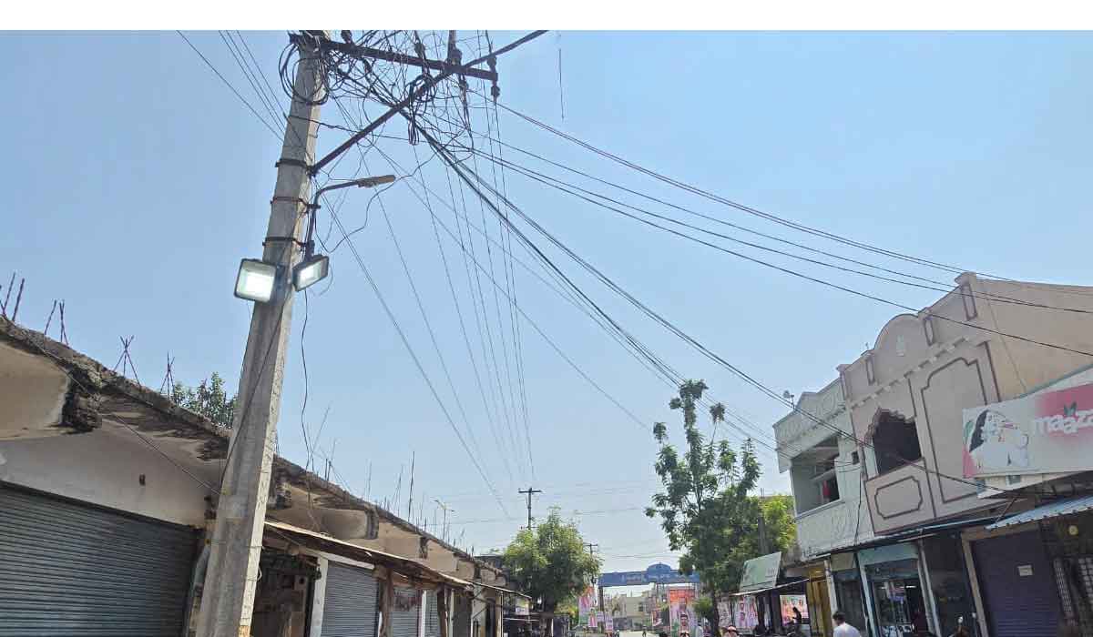 Vemulawada | వేములవాడలో పగలే వెన్నెల.. పట్టణంలో పట్టపగలే వెలుగుతున్న విద్యుత్ దీపాలు