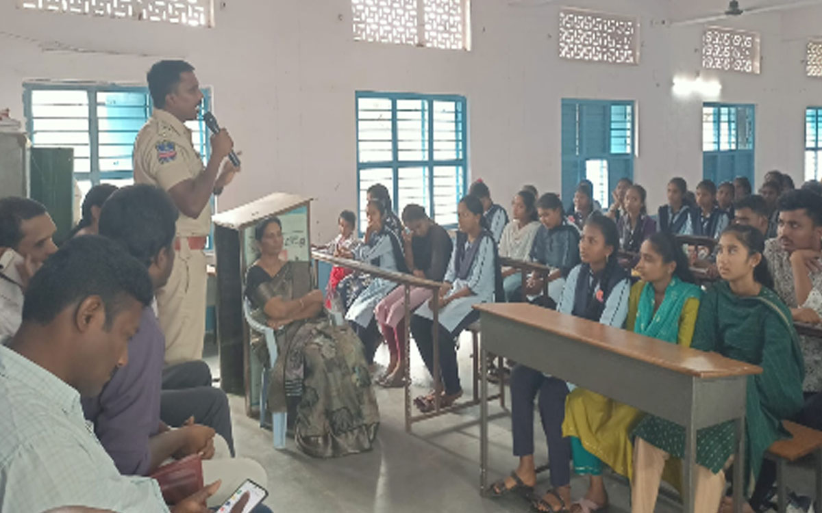 'మాదక ద్రవ్యాలకు విద్యార్థులు దూరంగా ఉండాలి'