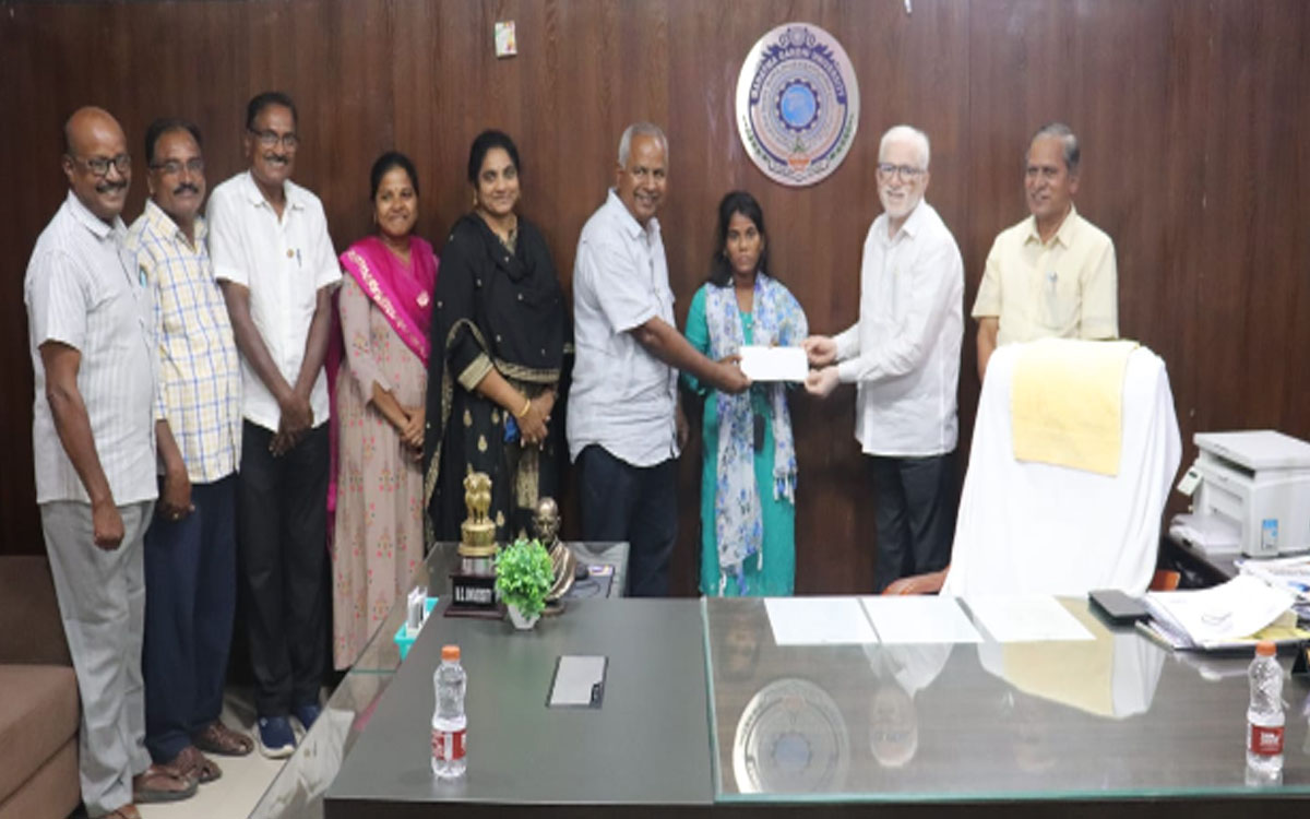 ఎంజీయూ విద్యార్థినికి లయన్స్ క్లబ్ ఆఫ్ నల్లగొండ ఆర్థిక సాయం