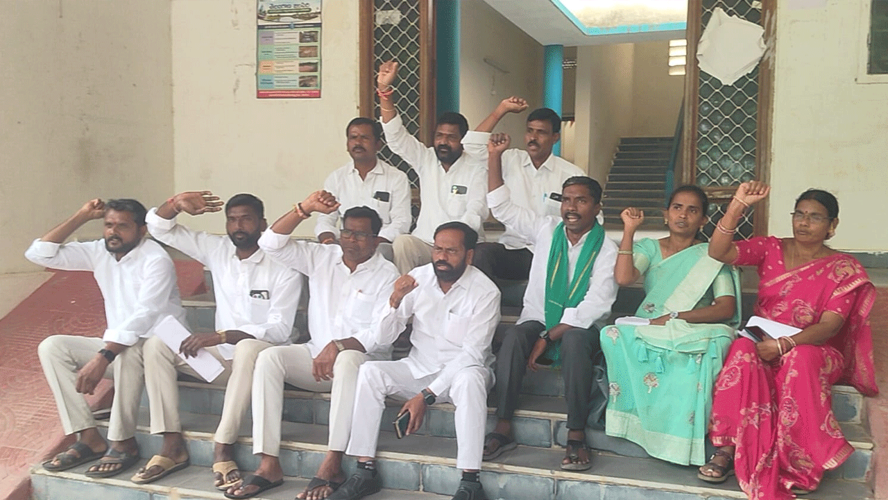 మద్దూరును కరువు మండలంగా ప్రకటించాలి.. మండల సభను బహిష్కరించిన సర్పంచులు