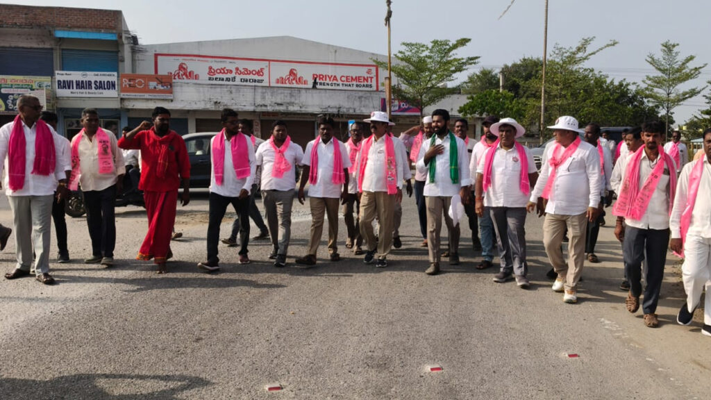 రూ.280 కోట్ల పనులకు మోక్షమెప్పుడో.. రోడ్ల పనుల డిమాండ్తో మక్తల్–నారాయణపేట రహదారిపై చిట్టెం పాదయాత్ర..