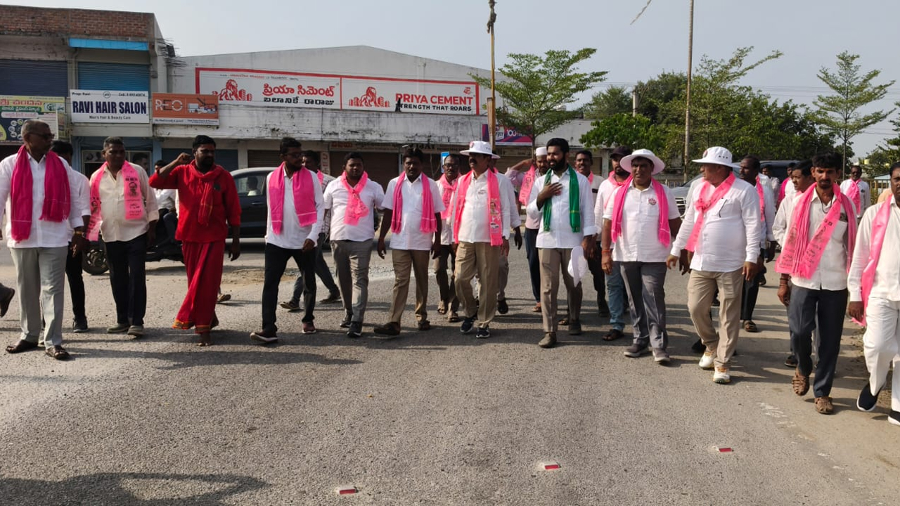 రూ.280 కోట్ల పనులకు మోక్షమెప్పుడో.. రోడ్ల పనుల డిమాండ్‌తో మక్తల్‌–నారాయణపేట రహదారిపై చిట్టెం పాదయాత్ర..