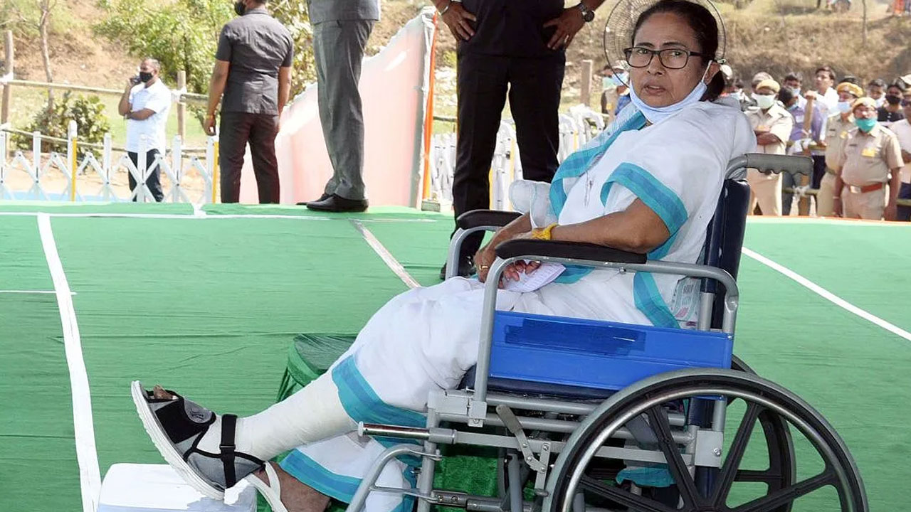 Mamata Banerjee: మ‌మ‌తా బెన‌ర్జీ మెడిక‌ల్ రికార్డులు బ‌య‌ట‌పెట్టిన ఆస్ప‌త్రుల‌కు లీగ‌ల్ నోటీసులు