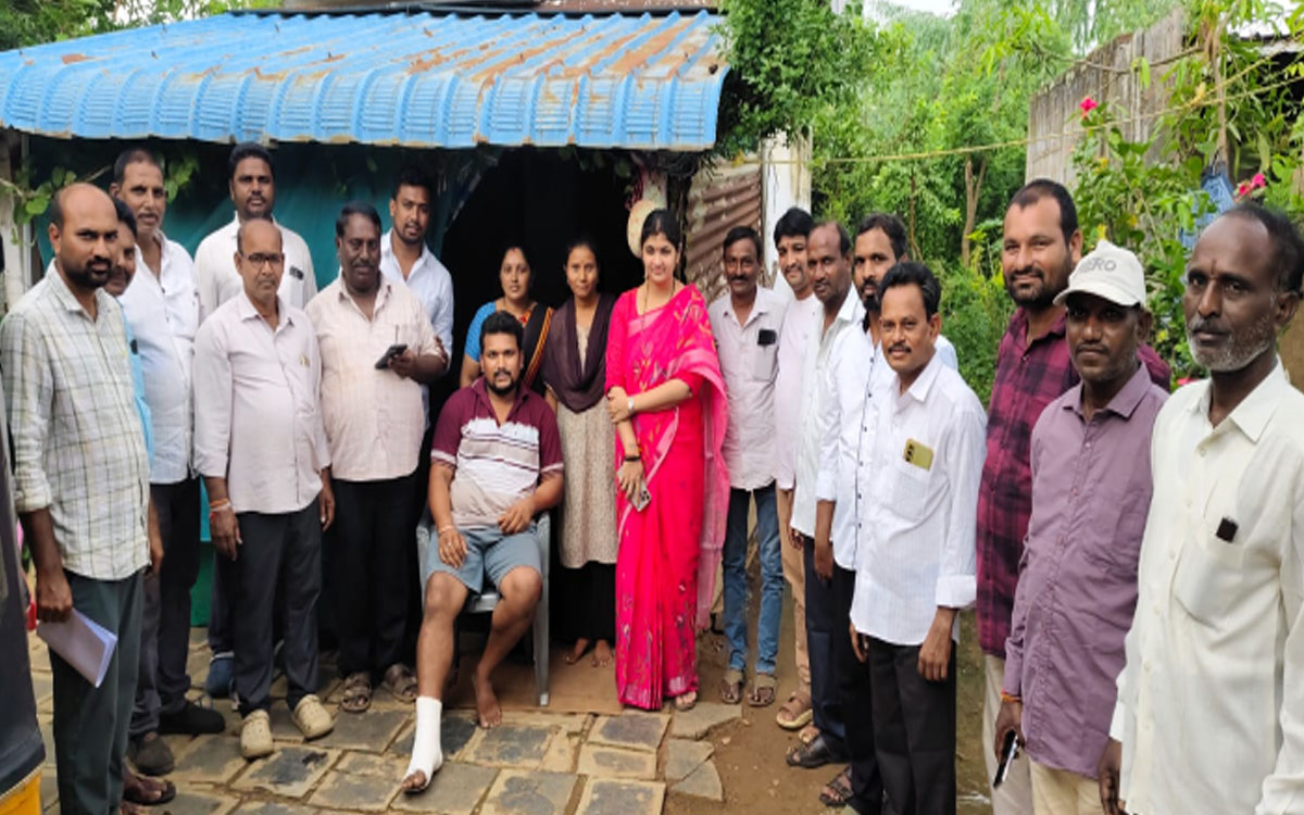 ప‌లువురికి బానోత్ మనీషా లక్ష్మి ప‌రామ‌ర్శ‌