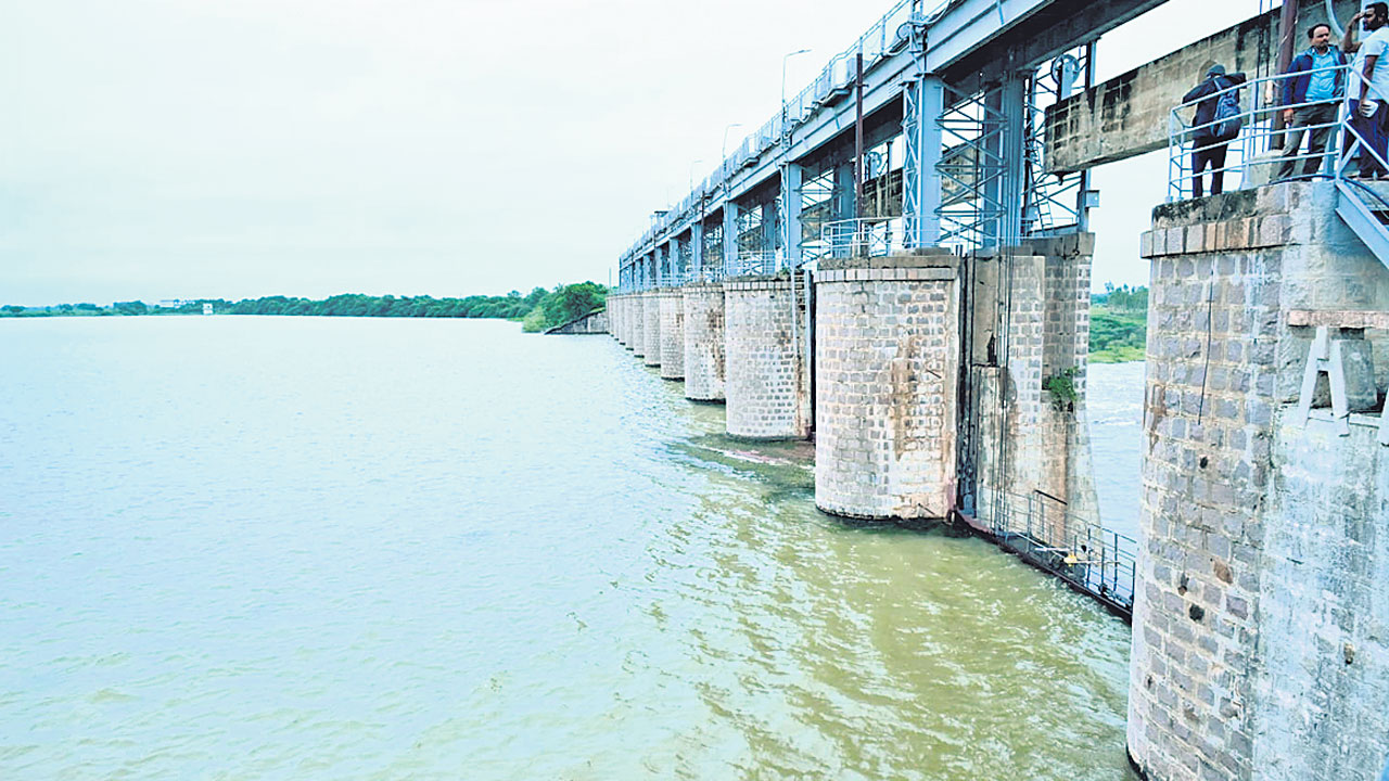 ముంచుకొస్తున్న నీటి కరువు