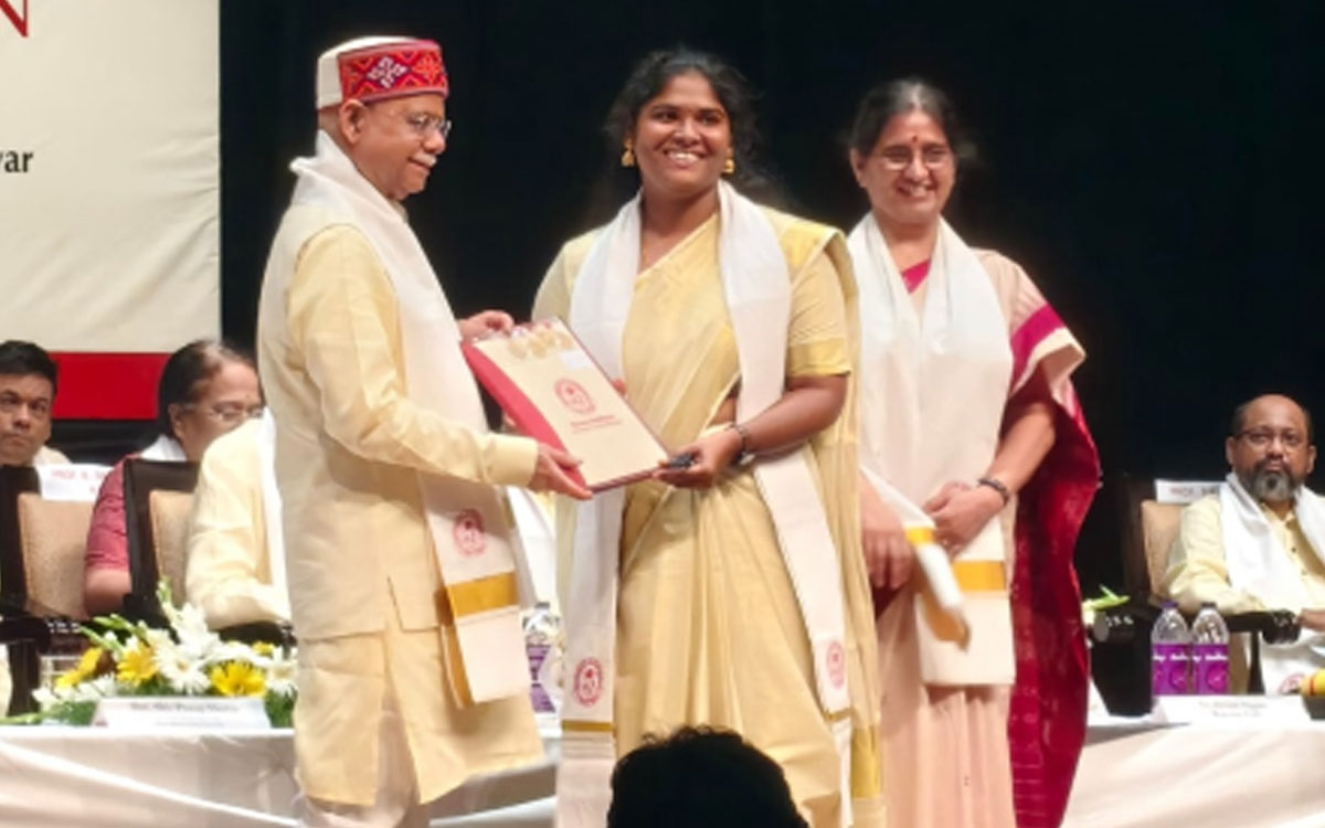 తాతిరెడ్డి మేఘన కాంతిప్రియకు హెచ్‌సీయూ నుండి నాలుగు బంగారు పతకాలు