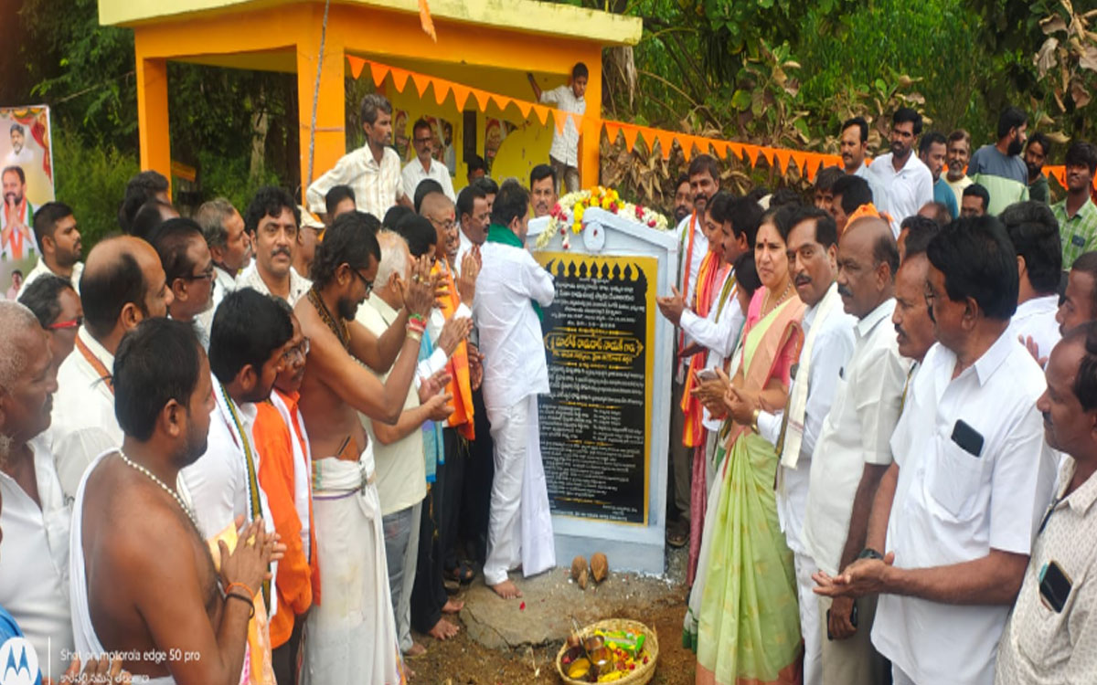 ఆలయ అభివృద్ధి పనులకు ఎమ్మెల్యే రాందాస్ నాయక్ భూమి పూజ