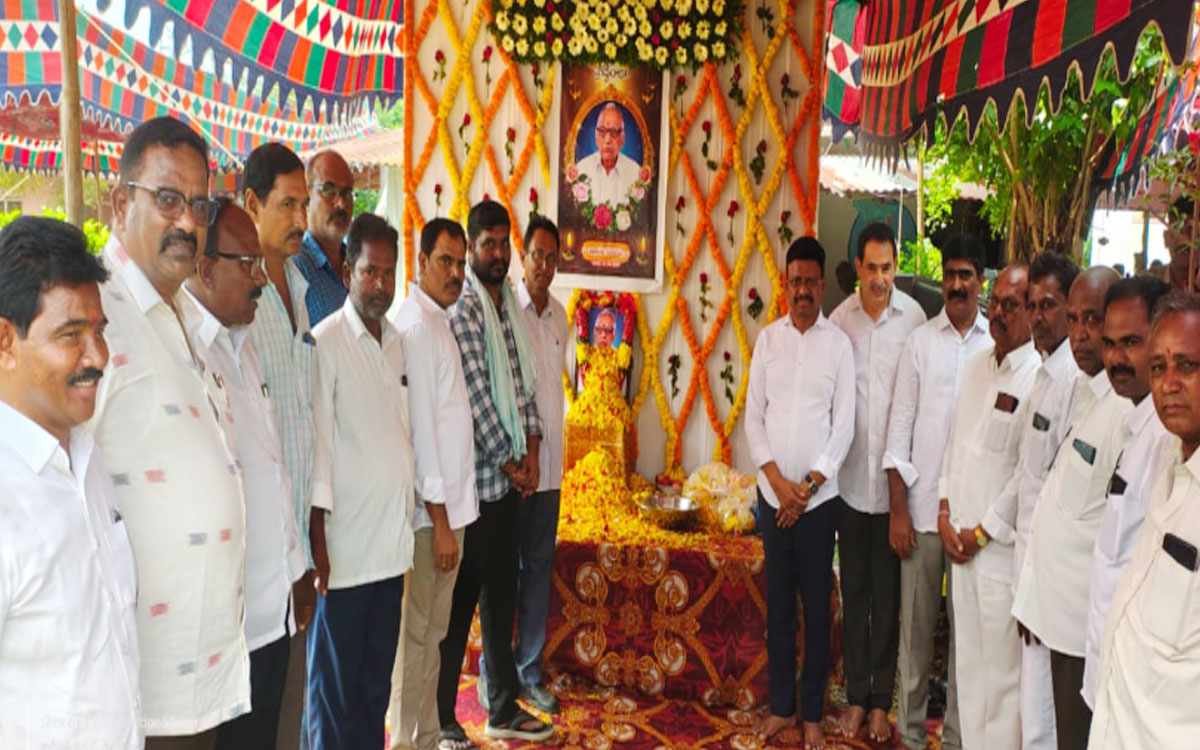 ప‌లు కుటుబాల‌కు ఎమ్మెల్సీ తాత మధు పరామర్శ