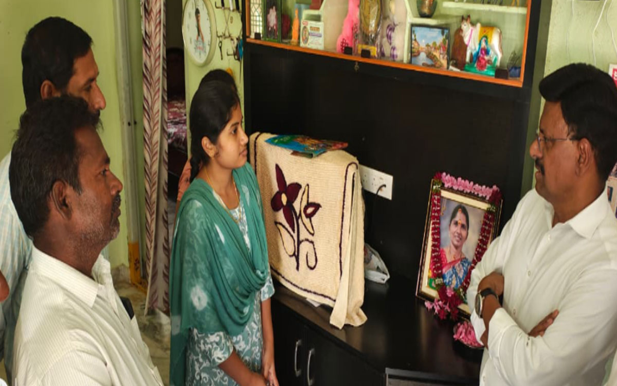 ప‌లు కుటుబాల‌కు ఎమ్మెల్సీ తాత మధు పరామర్శ