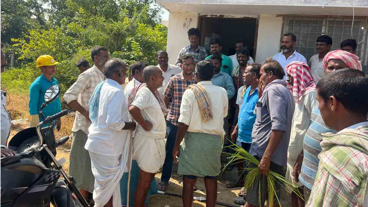 విద్యుత్‌ కోతలపై రైతులు ఆగ్రహం .. మూసాపేట సబ్ స్టేషన్ ముట్టడి