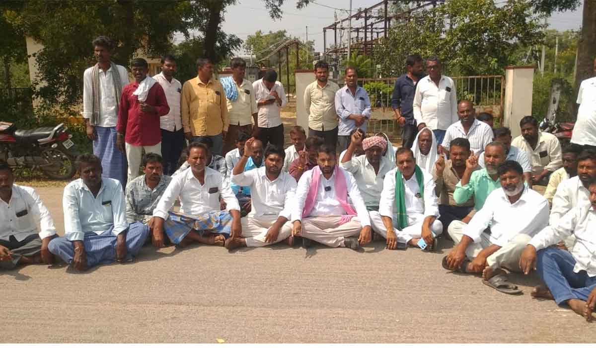 Konapur sub station | 24 గంటల విద్యుత్ సరఫరా చేయాలని కోనాపూర్‌ సబ్ స్టేషన్ ఎదుట రైతుల ఆందోళన