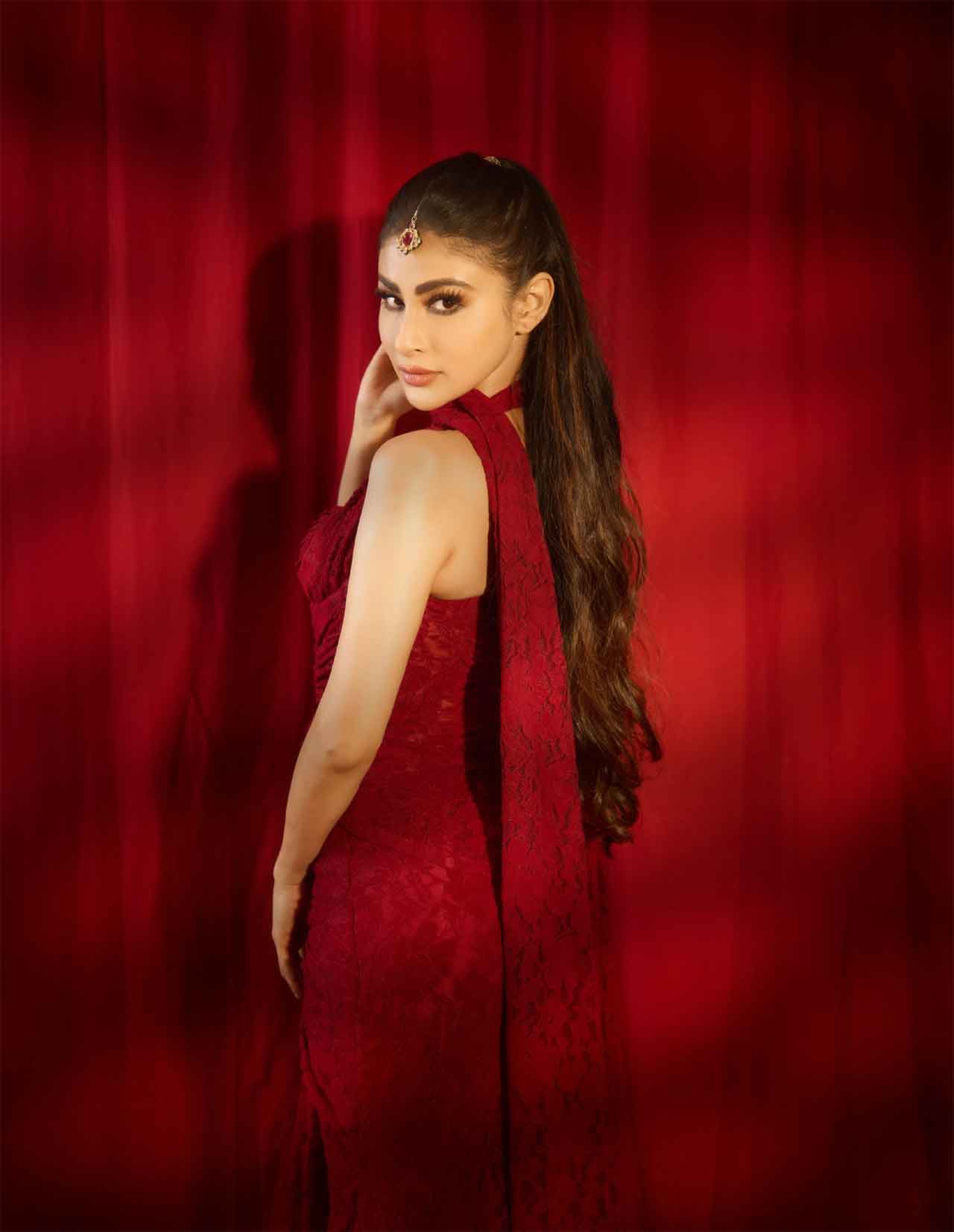 Mouni Roy3