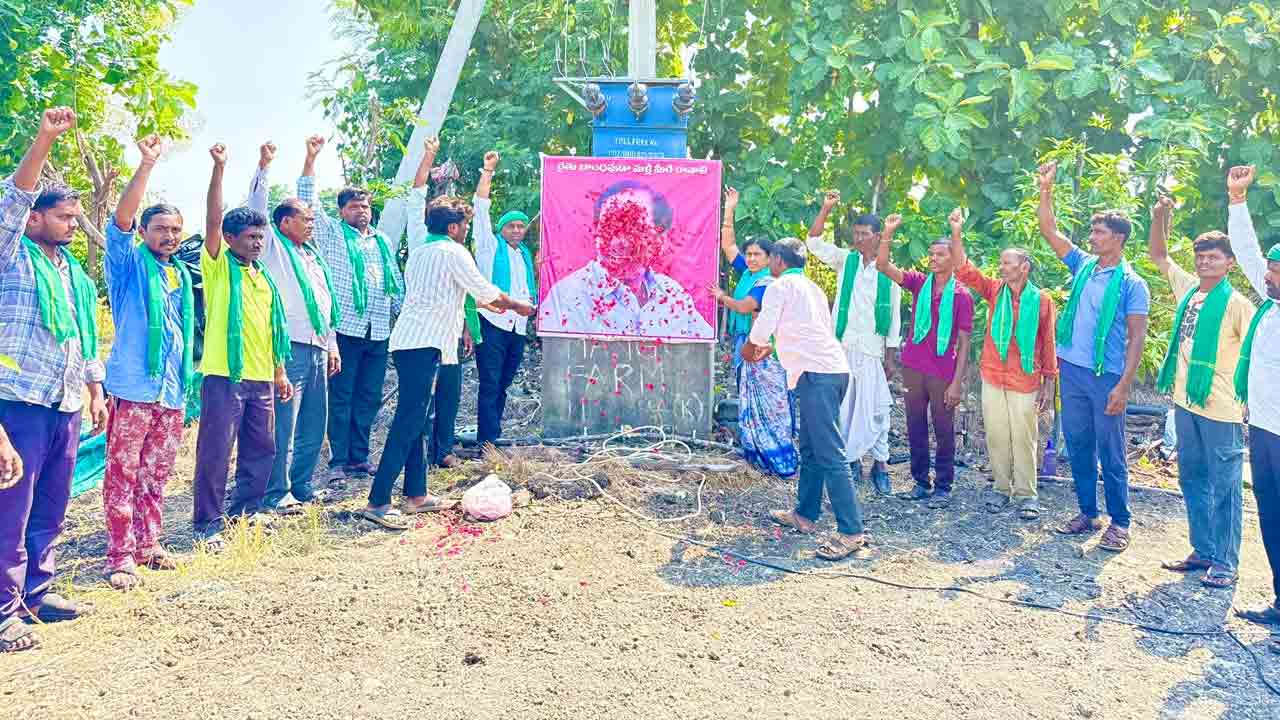Mukhra K Farmers | ట్రాన్స్‌ఫార్మర్ వద్ద కేసీఆర్ చిత్రపటానికి ముఖరా (కే) రైతుల పుష్పాభిషేకం