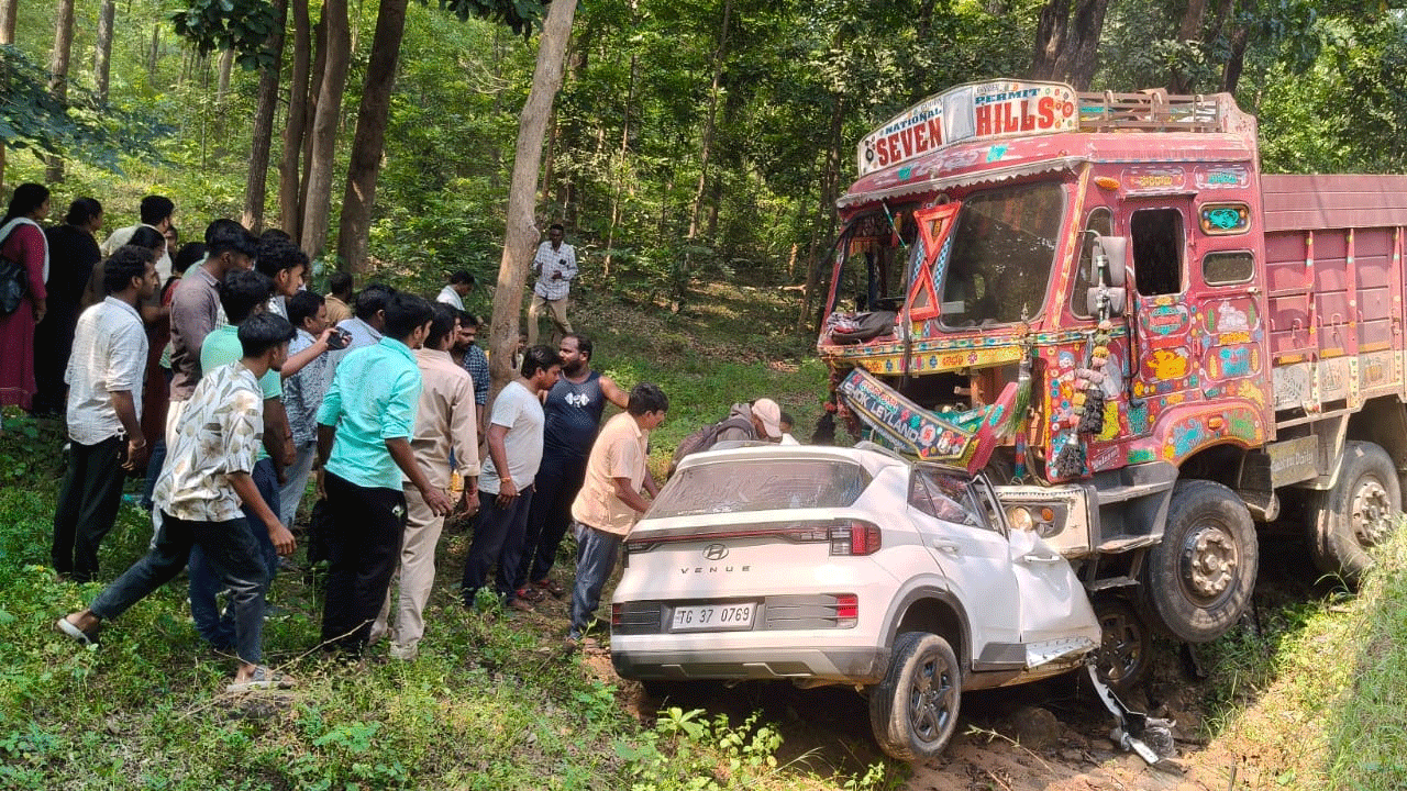 Road accident | ములుగు జిల్లాలో ఘోర రోడ్డు ప్ర‌మాదం.. ఒక‌రు మృతి పలువురికి గాయాలు