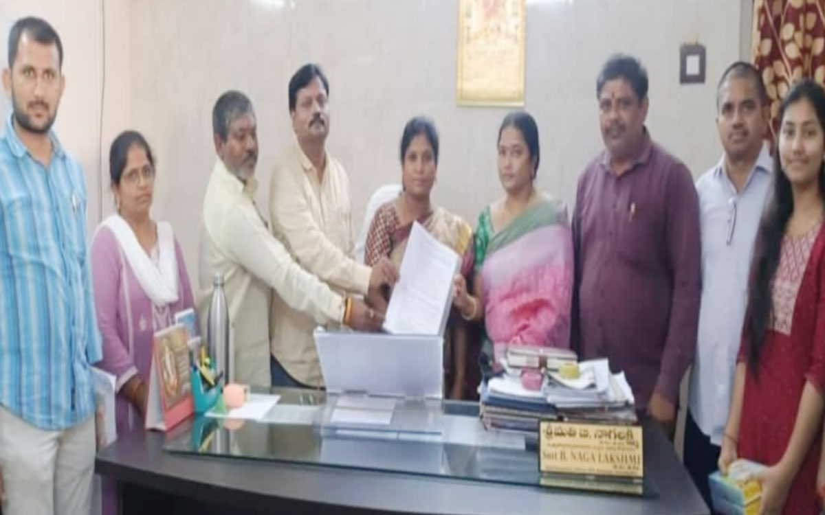 ముగ్గురికి కారుణ్య నియామక ప‌త్రాలు అంద‌జేత