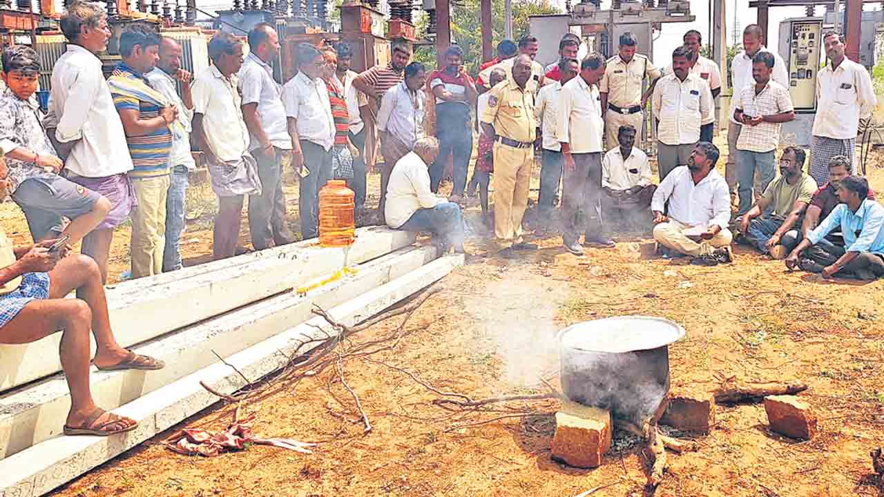 కరెంట్‌ కోసం ఎదురుచూపులే.. కోతలు, లోవోల్టేజీ సమస్యలపై రైతుల ఆందోళనలు.. పలుచోట్ల ధర్నాలు, సబ్‌స్టేషన్ల ముట్టడి