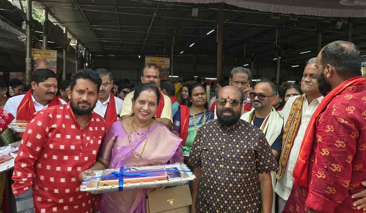 Karimnagar | విజయవాడ కనకదుర్గమ్మకు కరీంనగర్ చేనేత పట్టుచీరల సమర్పణ
