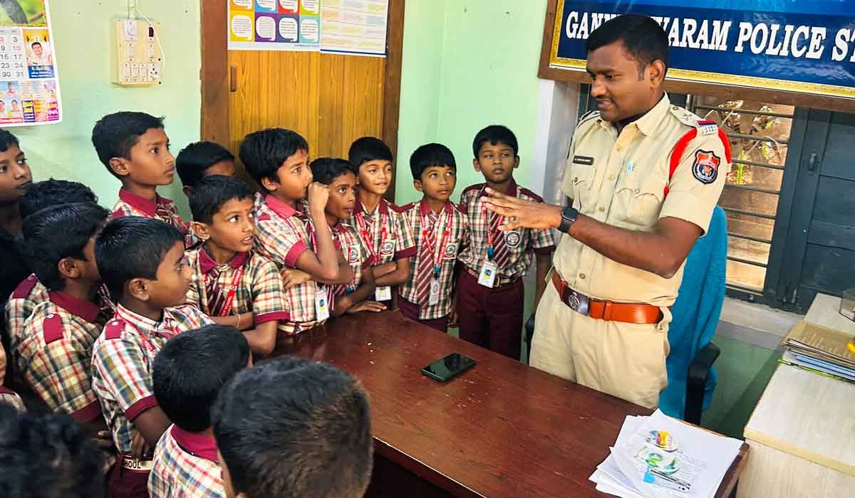 Ganneruvaram | గన్నేరువరం పోలీస్ స్టేషన్లో విద్యార్థులకు ఓపెన్ హౌస్