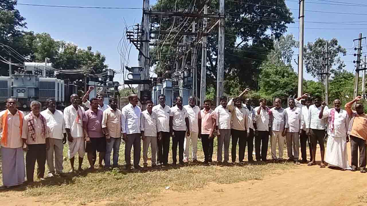 పంటలు ఎండిపోతున్న ప్రభుత్వానికి పట్టదా.. కరెంటు కోతలకు నిరసనగా సబ్ స్టేషన్ ఎదుట ఆందోళన