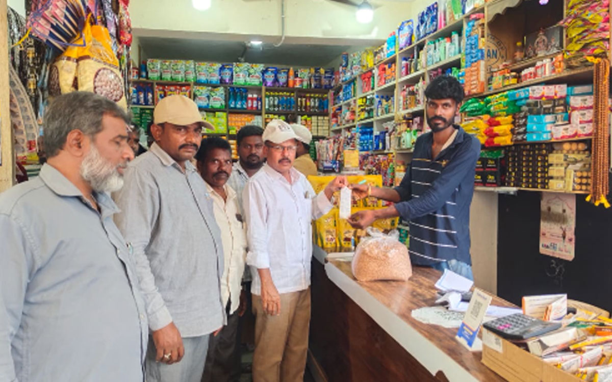 ప్లాస్టిక్ క‌వ‌ర్ల విక్ర‌యాల‌పై అధికారుల రైడ్‌