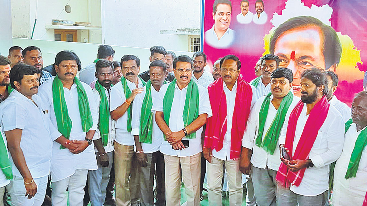 జైలుకైనా పోతం నీళ్లివ్వుండ్రి సారూ..
