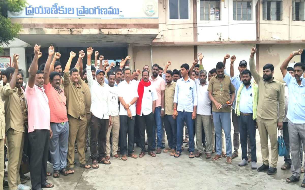 న‌ల్ల‌గొండ‌లో ఎలక్ట్రిక్ బస్ డ్రైవర్ల నిర‌స‌న‌