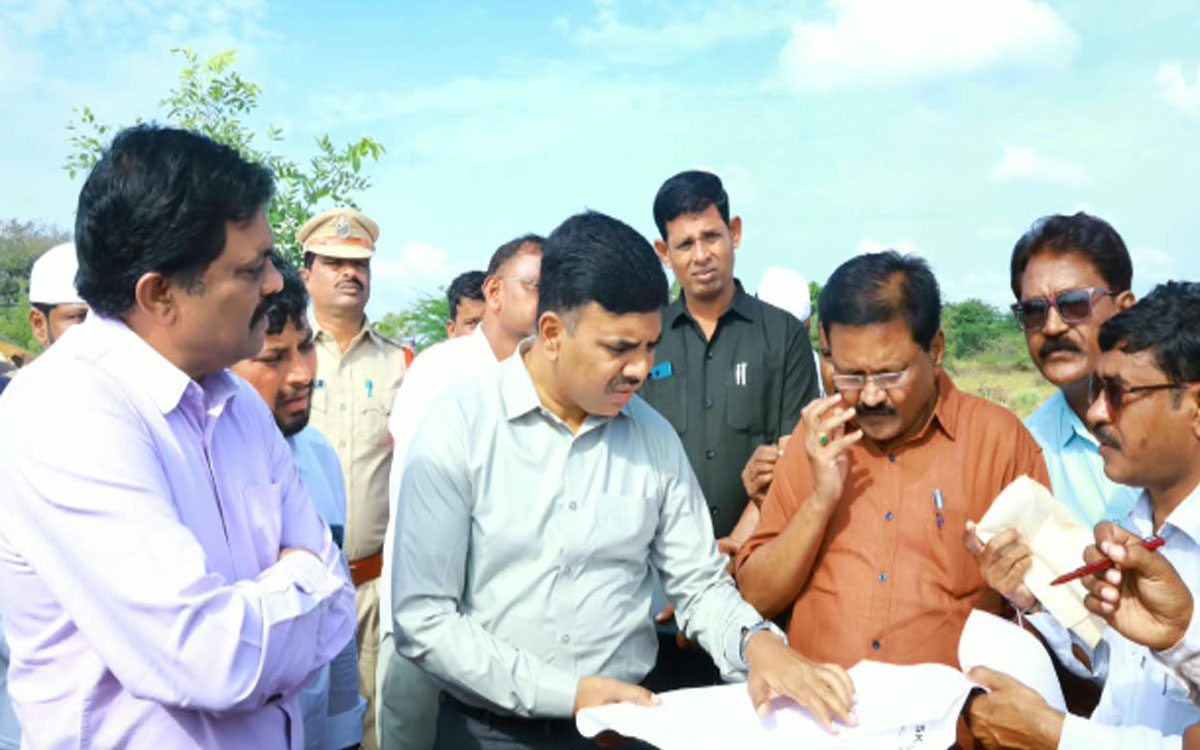 భూ సమస్యల‌కు త్వరలోనే పరిష్కారం : కలెక్టర్ చంద్రశేఖర్