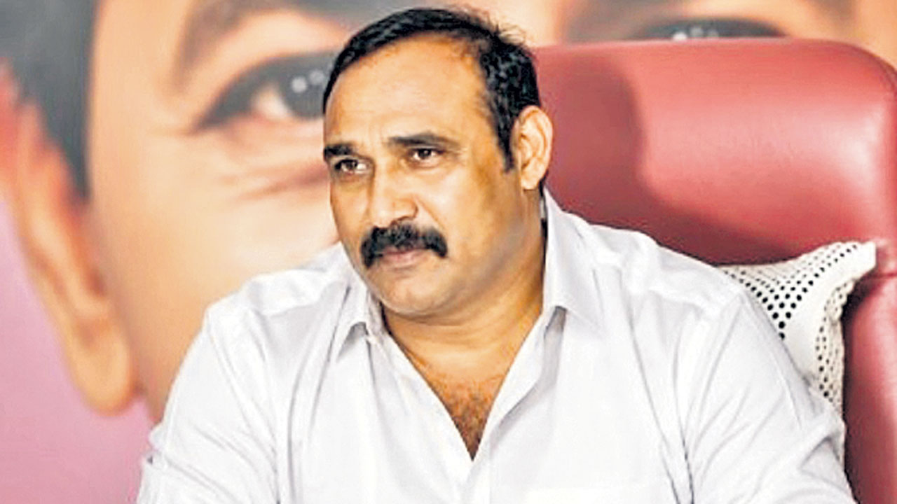 విమర్శలతో కాలం గడుపుతున్న సీఎం