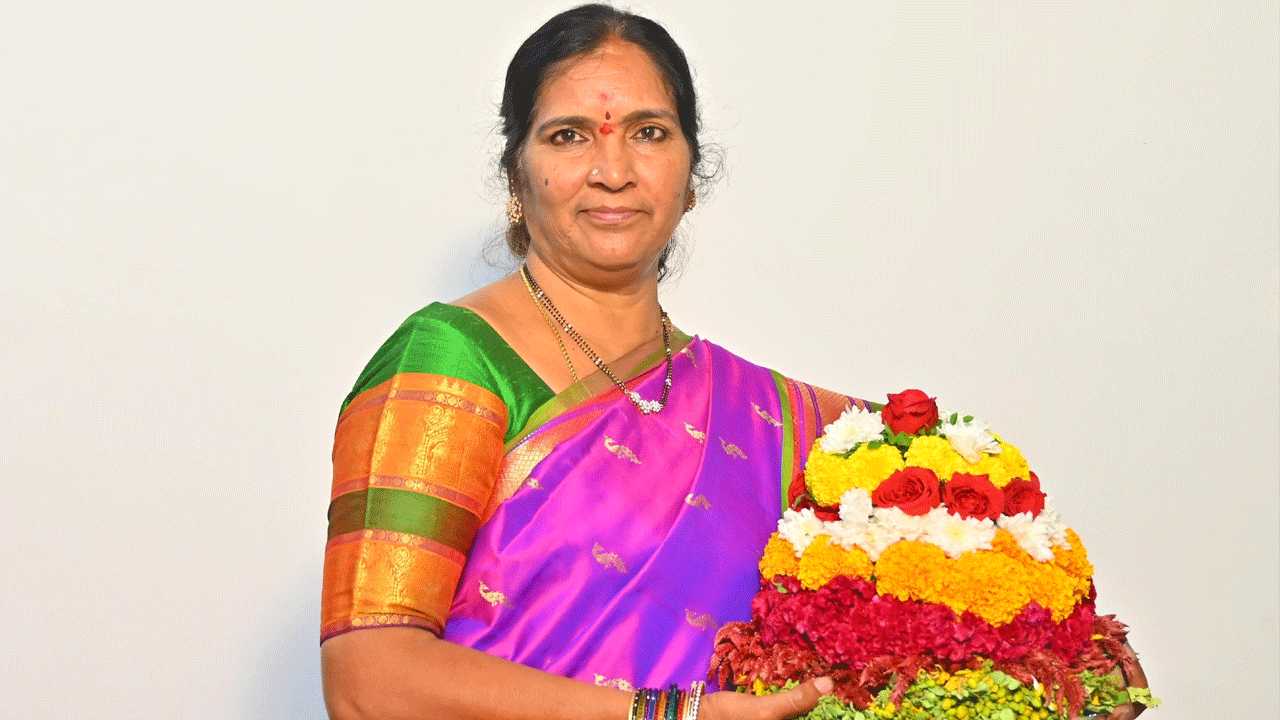 ఆడపడుచుల ఆత్మగౌరవం.. ప్రకృతి ప్రేమకు ప్రతీక బతుకమ్మ : పద్మా దేవేందర్ రెడ్డి