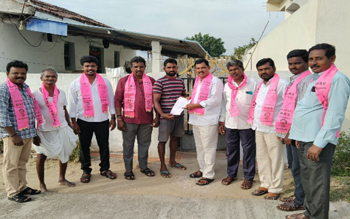 పనకబండలో ఇంటింటికి ఫామ్‌-18 స్లిప్పుల పంపిణీ