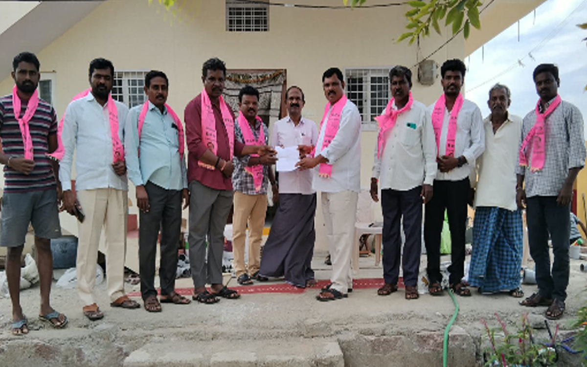 పనకబండలో ఇంటింటికి ఫామ్‌-18 స్లిప్పుల పంపిణీ