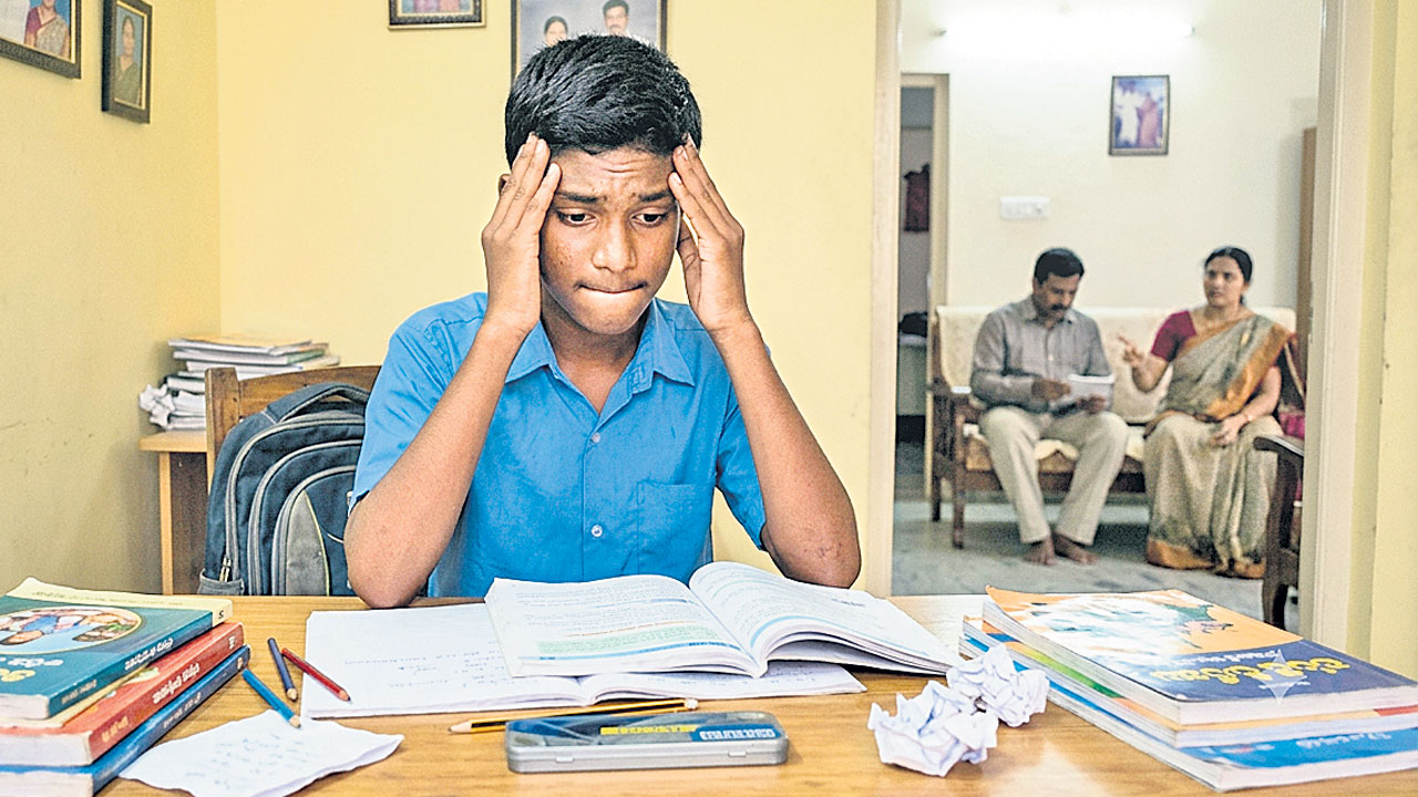 ఏమంటారో అని గుబులు!