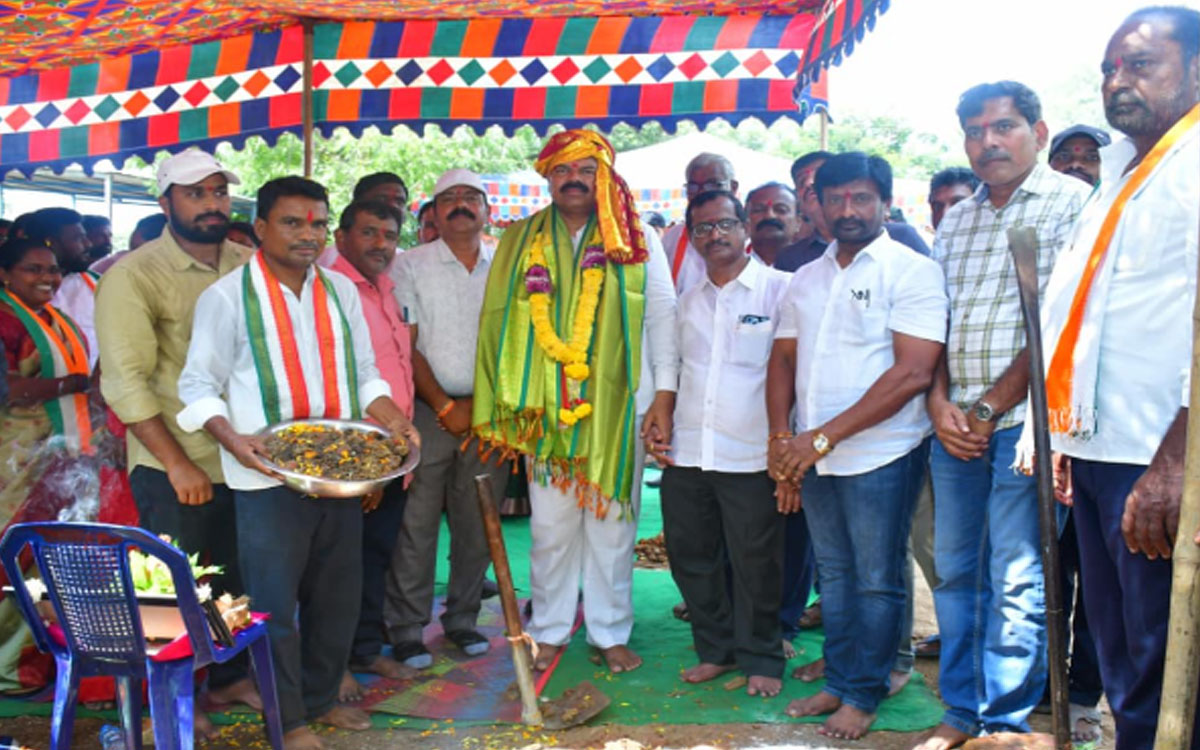 విద్యుత్ ఉపకేంద్రం నిర్మాణానికి ఎమ్మెల్యే పాయం వెంక‌టేశ్వ‌ర్లు భూమి పూజ