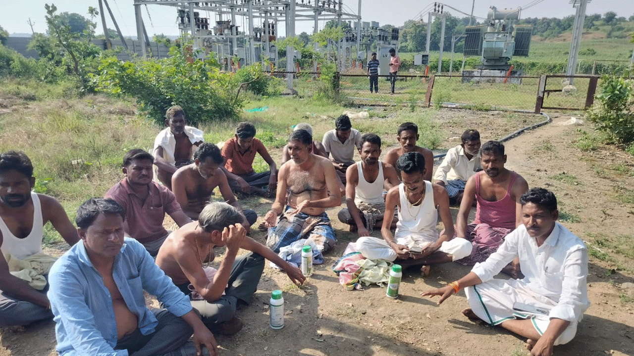 Farmers protest | పురుగుల మందు డబ్బాలతో సబ్ స్టేషన్ ఎదుట రైతుల ఆందోళ‌న‌