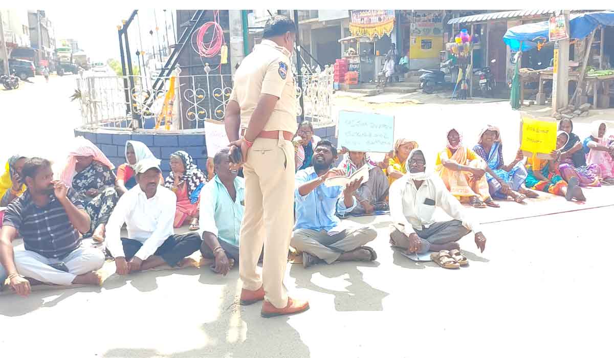 Lagalamarri | ల్యాగలమర్రిలో ప్రభుత్వ ఆట స్థలంలో అక్రమ ఇంటి నిర్మాణం.. అధికారులపై చర్య తీసుకోవాలని ఆందోళన