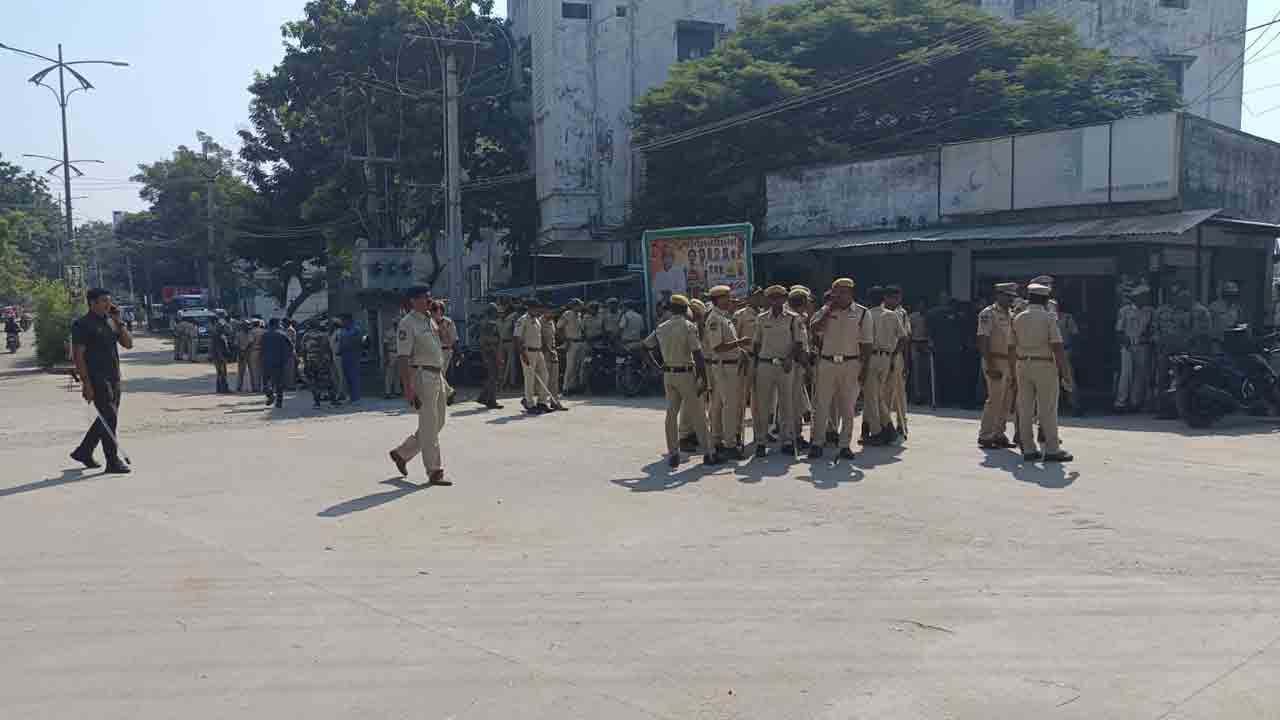 Thallapeta clashes | ఘర్షణలతో పోలీసుల ప‌హారాలో తాళ్ల‌పేట‌.. మంచిర్యాలలో ఉత్కంఠ.. వీడియో