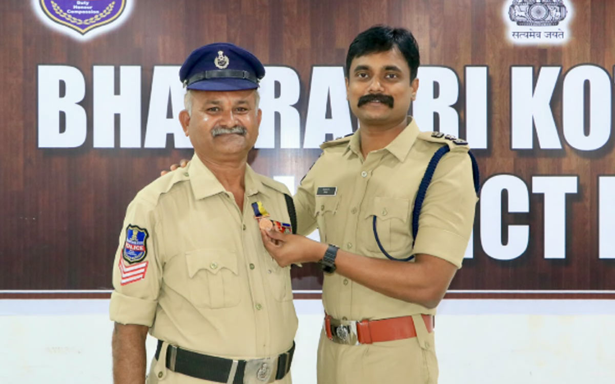 పోలీసు సిబ్బందికి సేవా పతకాలు