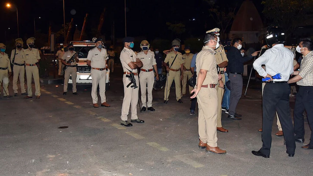శుద్ధీకరణ పేరుతో మహిళపై గ్యాంగ్‌ రేప్‌