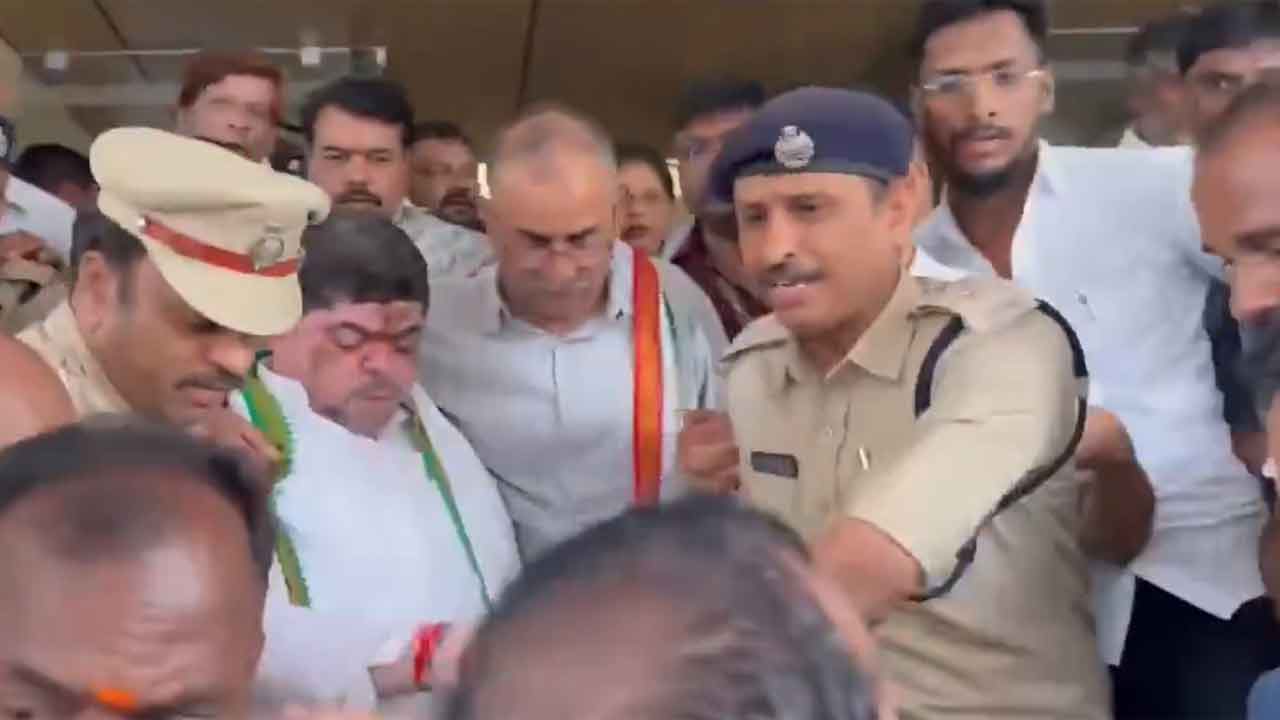 Ponnam Prabhakar | ఢిల్లీ నిరసనలకు ప్రత్యేక రైళ్లు కావాలని కాంగ్రెస్ మెరుపు ధర్నా.. పొన్నం, ఎంపీ రఘురాం రెడ్డికి అస్వస్థత