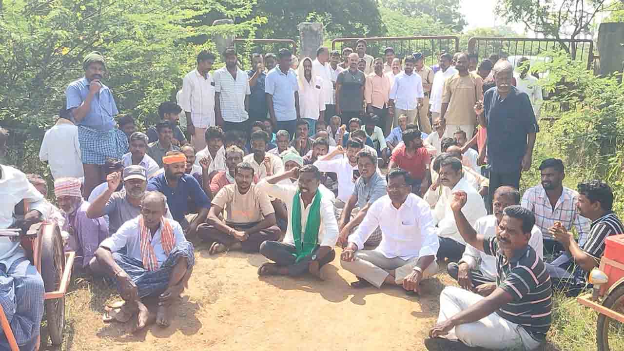 Power cuts | కరెంటు కోసం రైతుల కన్నెర్ర.. మరుమాములలో సబ్ స్టేషన్‌ను ముట్టడించిన రైతులు