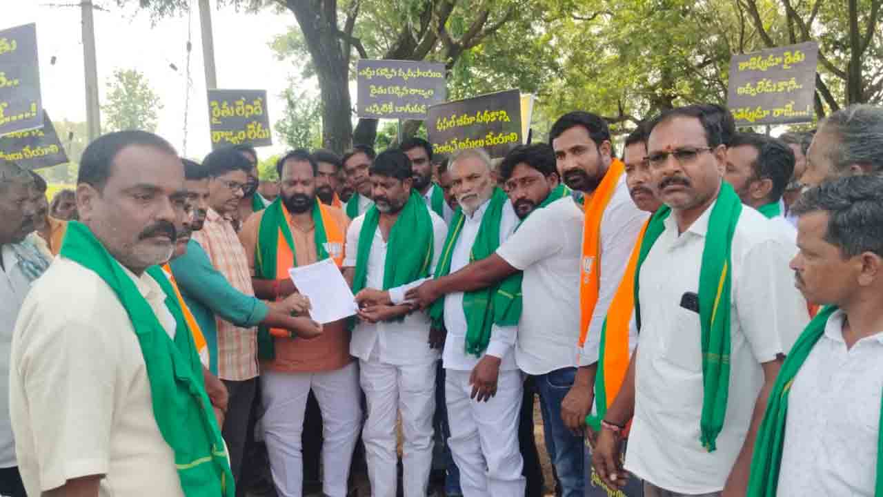 Power cuts | కరెంటు కోతలను నిరసిస్తూ నార్సింగి సబ్‌స్టేషన్‌ ఎదుట రైతుల ధర్నా