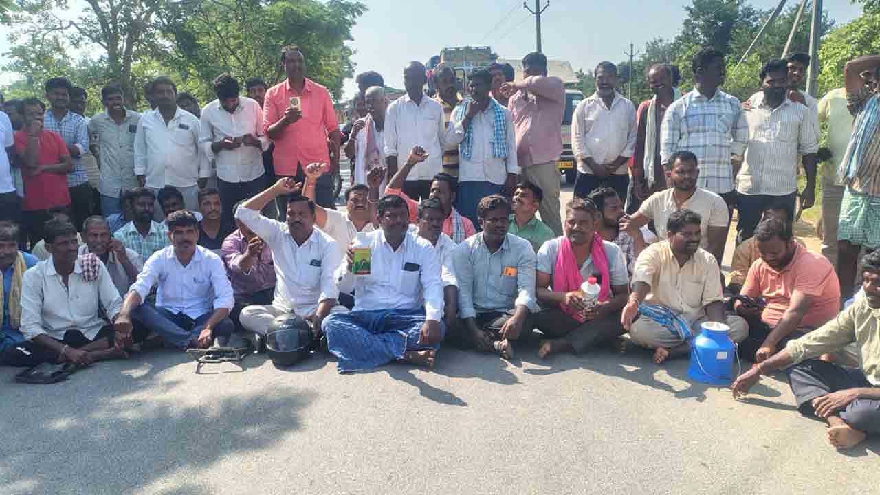 విద్యుత్‌ కోతలపై రాయపోల్‌ మండలంలో రైతుల ధర్నా