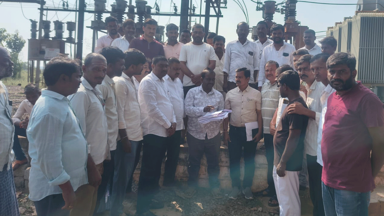 క‌రెంట్‌ లేక ఎండిపోతున్న పంటలు.. హద్నూర్ సబ్ స్టేషన్ ముట్టడించిన రైతులు