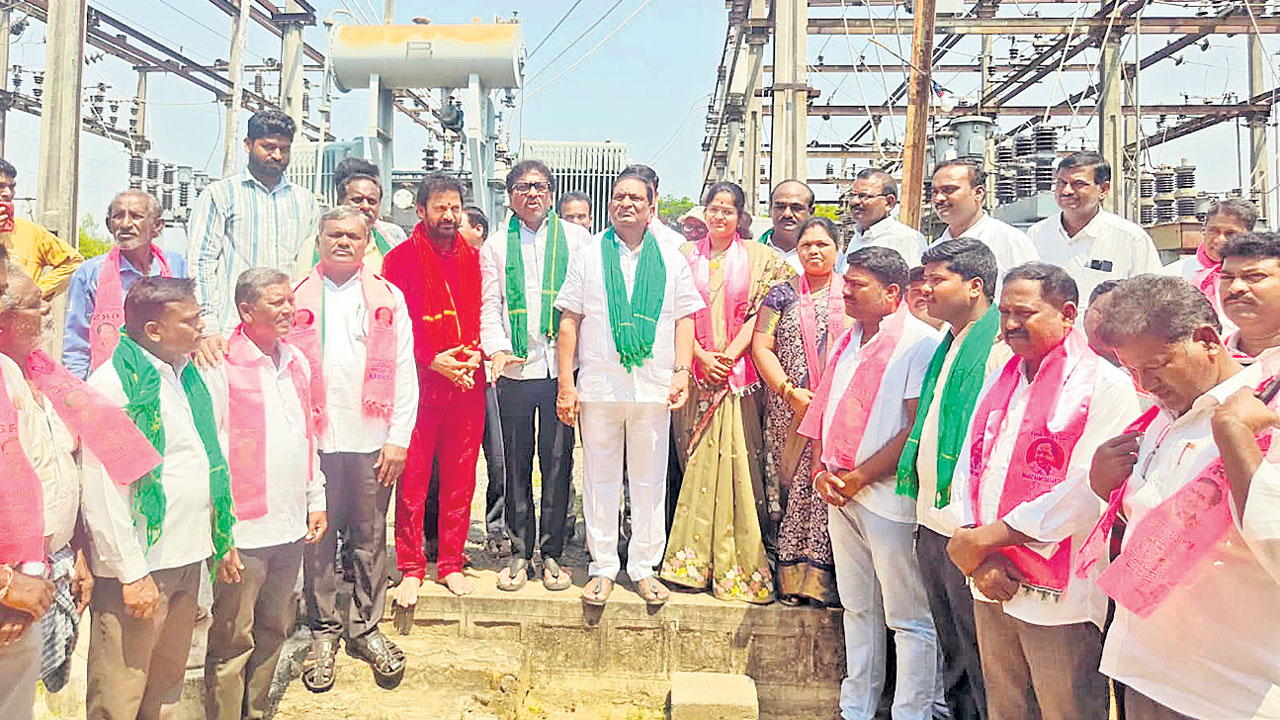 కొనసాగుతున్న కాంగ్రెస్ కోతలు