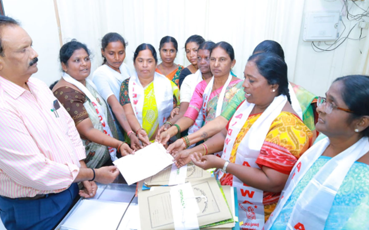 ‘రేషన్ షాపుల ద్వారా 14 రకాల నిత్యావసర సరుకులు పంపిణీ చేయాలి’